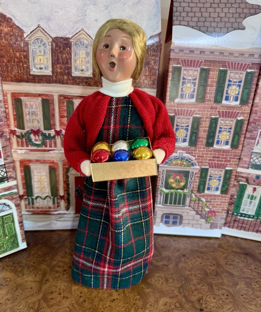 2005 Byers’ Choice Caroler Christmas Woman w/ Box of Ornaments Red Cardigan
